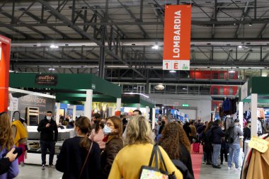 RHO, Milan 'daki El Sanatları Fuarı. 12 Aralık 2021, Milan, İtalya: Dünyanın çeşitli ülkelerinden gelen el sanatları fuarının son günü, Milano 'ya ücretsiz giriş. Etkinliğe erişmek için tarihli bilet ve yeşil geçiş kartı gösterilmelidir .