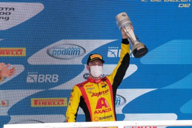 Ulusal motor sporlarının ana kategorisi Brezilya motor sporları tapınağında 2021 sezonunu kapatır. 12 Aralık 2021. Brezilya, Sao Paulo: Thiago Camilo 'nun kazandığı ilk yarıştan hemen sonra, Stock Car Pro Serisi ikinci ve son yarışı düzenledi 