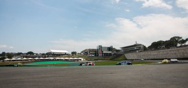 Ulusal motor sporlarının ana kategorisi Brezilya motor sporları tapınağında 2021 sezonunu kapatır. 12 Aralık 2021. Brezilya, Sao Paulo: Thiago Camilo 'nun kazandığı ilk yarıştan hemen sonra, Stock Car Pro Serisi ikinci ve son yarışı düzenledi 
