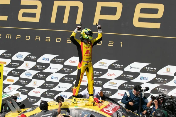 Ulusal motor sporlarının ana kategorisi Brezilya motor sporları tapınağında 2021 sezonunu kapatır. 12 Aralık 2021. Brezilya, Sao Paulo: Thiago Camilo 'nun kazandığı ilk yarıştan hemen sonra, Stock Car Pro Serisi ikinci ve son yarışı düzenledi 