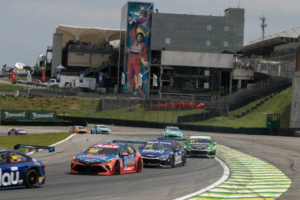 Ulusal motor sporlarının ana kategorisi Brezilya motor sporları tapınağında 2021 sezonunu kapatır. 12 Aralık 2021. Brezilya, Sao Paulo: Thiago Camilo 'nun kazandığı ilk yarıştan hemen sonra, Stock Car Pro Serisi ikinci ve son yarışı düzenledi 