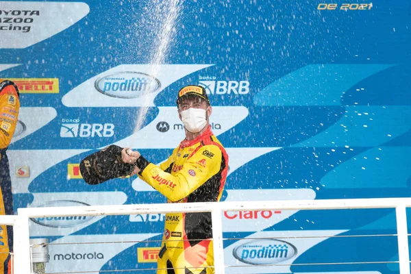 Ulusal motor sporlarının ana kategorisi Brezilya motor sporları tapınağında 2021 sezonunu kapatır. 12 Aralık 2021. Brezilya, Sao Paulo: Thiago Camilo 'nun kazandığı ilk yarıştan hemen sonra, Stock Car Pro Serisi ikinci ve son yarışı düzenledi 