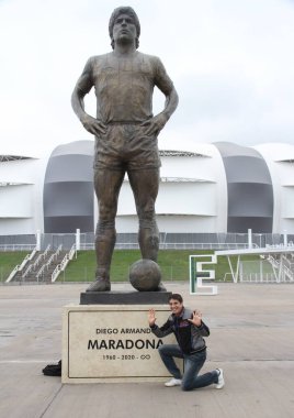 Santiago Del Estero 'daki Unico Madre de Cuidades Stadyumu' nun önündeki Maradona heykeli. 13 Aralık 2021, Santiago del Estero, Arjantin: Santiago del Estero 'daki Unico Madre de Cuidades stadyumunun önündeki Diego Maradona heykeli