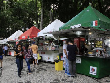 Curitiba 'daki Calcadao da XV' de Noel süsü ve yaya hareketi. 13 Aralık 2021, Curitiba, Parana, Brezilya: Calcadao da XV 'de hareket, en büyüleyici caddelerden birinde yayalara özel olarak ayrılmış ilk alan. 
