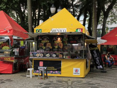 Curitiba 'daki Calcadao da XV' de Noel süsü ve yaya hareketi. 13 Aralık 2021, Curitiba, Parana, Brezilya: Calcadao da XV 'de hareket, en büyüleyici caddelerden birinde yayalara özel olarak ayrılmış ilk alan. 