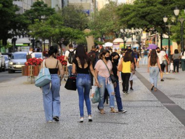 Curitiba 'daki Calcadao da XV' de Noel süsü ve yaya hareketi. 13 Aralık 2021, Curitiba, Parana, Brezilya: Calcadao da XV 'de hareket, en büyüleyici caddelerden birinde yayalara özel olarak ayrılmış ilk alan. 