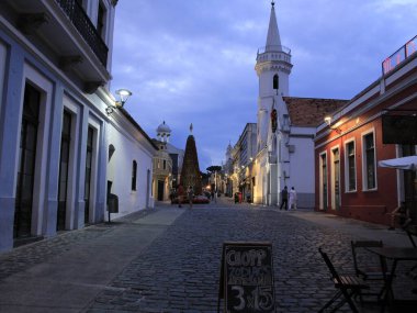 Largo da Ordem, Curitiba Tarihi Merkezi 'nde. 13 Aralık 2021, Curitiba, Parana, Brezilya: Curitiba Tarih Merkezi 'nde 13 Aralık Pazartesi günü geleneksel Largo da Ordem' de hareket).