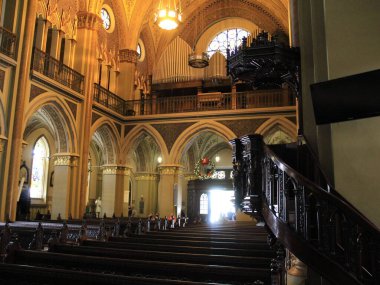 Curitiba Katedrali. 13 Aralık 2021, Curitiba, Parana, Brezilya: 13 Aralık Pazartesi günü Parana 'nın başkenti Tiradentes Meydanı' nın yanındaki Curitiba Katedrali 'nin manzarası).