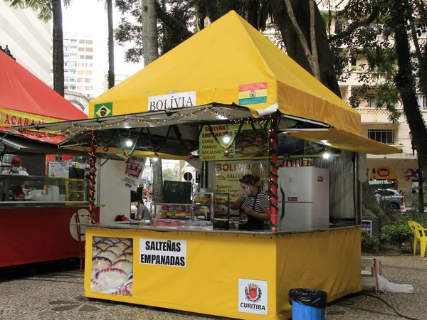 Weihnachtsdekoration Und Fußgängerbewegung Auf Dem Calcadao Curitiba Dezember 2021 Curitiba — Stockfoto