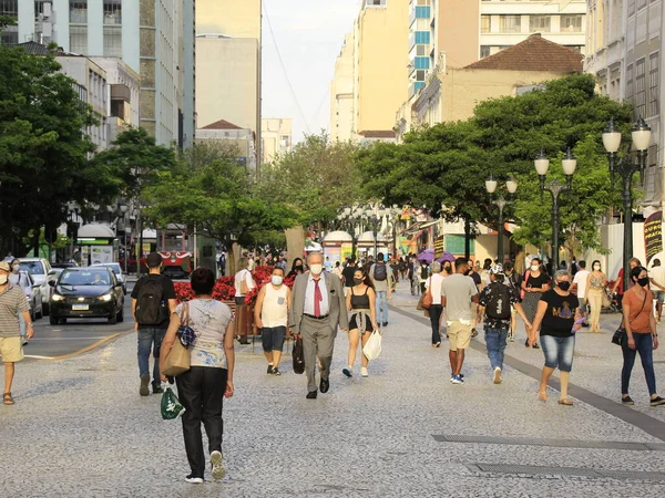 크리스마스 보행자 이동은 쿠리치바의 2021 브라질 파라나의 쿠리티바 매력적 거리중 — 스톡 사진