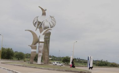 Santiago Del Estero 'daki Unico Madre de Cuidades Stadyumu' nun önündeki Maradona heykeli. 13 Aralık 2021, Santiago del Estero, Arjantin: Santiago del Estero 'daki Unico Madre de Cuidades stadyumunun önündeki Diego Maradona heykeli