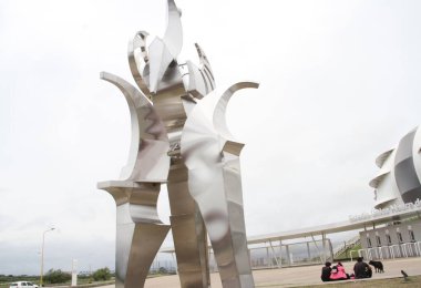 Santiago Del Estero 'daki Unico Madre de Cuidades Stadyumu' nun önündeki Maradona heykeli. 13 Aralık 2021, Santiago del Estero, Arjantin: Santiago del Estero 'daki Unico Madre de Cuidades stadyumunun önündeki Diego Maradona heykeli