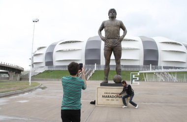 Santiago Del Estero 'daki Unico Madre de Cuidades Stadyumu' nun önündeki Maradona heykeli. 13 Aralık 2021, Santiago del Estero, Arjantin: Santiago del Estero 'daki Unico Madre de Cuidades stadyumunun önündeki Diego Maradona heykeli