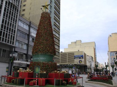 Curitiba 'daki Calcadao da XV' de Noel süsü ve yaya hareketi. 13 Aralık 2021, Curitiba, Parana, Brezilya: Calcadao da XV 'de hareket, en büyüleyici caddelerden birinde yayalara özel olarak ayrılmış ilk alan. 
