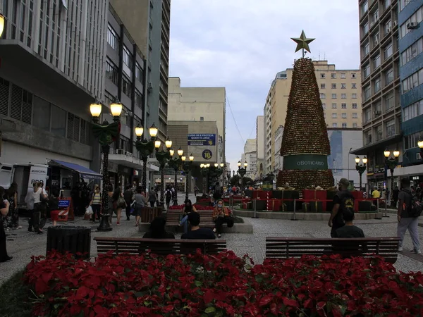 Decoración Navideña Movimiento Peatonal Calcadao Curitiba Diciembre 2021 Curitiba Paraná — Foto de Stock