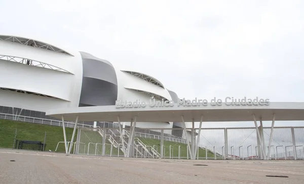 サンティアゴ エステロのユニコ マドレ キュイデス スタジアムの前にあるマラドーナ像 2021年12月13日 アルゼンチン サンティアゴ エステロ サンティアゴ — ストック写真