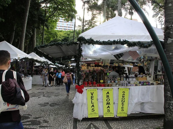 Weihnachtsdekoration Und Fußgängerbewegung Auf Dem Calcadao Curitiba Dezember 2021 Curitiba — Stockfoto