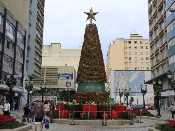 Curitiba 'daki Calcadao da XV' de Noel süsü ve yaya hareketi. 13 Aralık 2021, Curitiba, Parana, Brezilya: Calcadao da XV 'de hareket, en büyüleyici caddelerden birinde yayalara özel olarak ayrılmış ilk alan. 
