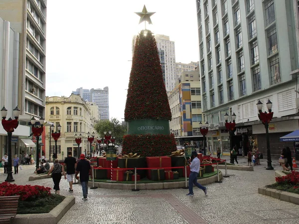 Weihnachtsdekoration Und Fußgängerbewegung Auf Dem Calcadao Curitiba Dezember 2021 Curitiba — Stockfoto