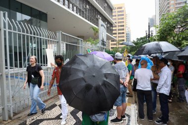 Sao Paulo 'da aşı pasaportuna karşı protesto. 14 Aralık 2021, Sao Paulo, Brezilya: Bir grup protestocu 1 Mayıs 'ta Sao Paulo Belediyesi' nde aşı pasaportunun sona ermesini isteyen bir protesto gösterisi düzenlediler.