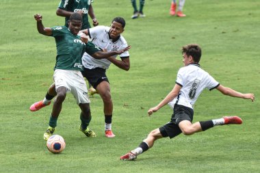Paulista U-17 Futbol Şampiyonası: Corinthians ve Palmeiras. 16 Aralık 2021, Sao Paulo, Brezilya. Corinthians ve Palmeiras arasındaki futbol maçı Paulista U-17 Futbol Şampiyonası finalinin ilk maçı için geçerlidir.