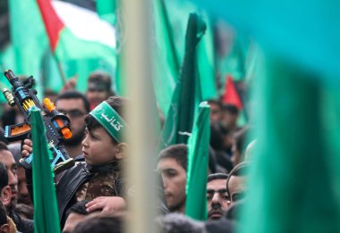 Filistinli Hamas destekçileri 34. yıldönümünü kutluyorlar. 17 Aralık 2021, Gazze kenti, Gazze Şeridi, Filistin Bölgesi: Hamas hareketinin kuruluşunun 34. yıldönümü münasebetiyle düzenlenen mitingde Filistinli Hamas destekçileri yer alıyor