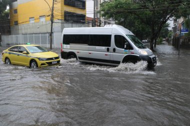 Şiddetli hava yağmuru Rio de Janeiro şehrinin çeşitli bölgelerini vurur. 17 Aralık 2021, Rio de Janeiro, Brezilya: 17 Aralık Cuma günü Rio de Janeiro şehrini vuran sağanak yağış nedeniyle sokakları sel bastı).