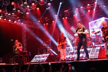 Roupa Nova grubunun Sorocaba 'daki gösterisi. 19 Aralık 2021, Sorocaba, Sao Paulo, Brezilya: Clube Recreativo de Sorocaba 'da Cumartesi gecesi yapılan bir konser sırasında Roupa Nova Grubu (18)).