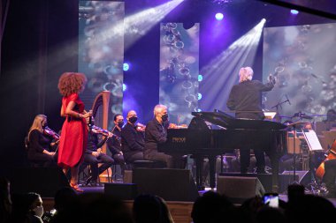 Kondüktör Joao Carlos 'un 2021' deki son konseri. 17 Aralık 2021, Sao Paulo, Brezilya: Kondüktör Joao Carlos Martins, Bachiana Filarmonica SESI-SP ile birlikte konuklarla birlikte son bir konser verdi. 