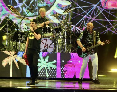 Roupa Nova grubunun Sorocaba 'daki gösterisi. 19 Aralık 2021, Sorocaba, Sao Paulo, Brezilya: Clube Recreativo de Sorocaba 'da Cumartesi gecesi yapılan bir konser sırasında Roupa Nova Grubu (18)).