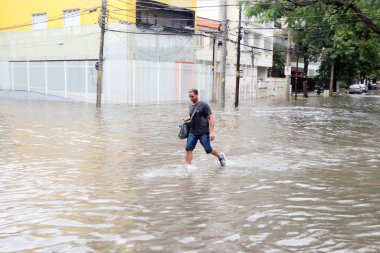 Şiddetli hava yağmuru Rio de Janeiro şehrinin çeşitli bölgelerini vurur. 17 Aralık 2021, Rio de Janeiro, Brezilya: 17 Aralık Cuma günü Rio de Janeiro şehrini vuran sağanak yağış nedeniyle sokakları sel bastı).