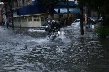 Şiddetli hava yağmuru Rio de Janeiro şehrinin çeşitli bölgelerini vurur. 17 Aralık 2021, Rio de Janeiro, Brezilya: 17 Aralık Cuma günü Rio de Janeiro şehrini vuran sağanak yağış nedeniyle sokakları sel bastı).