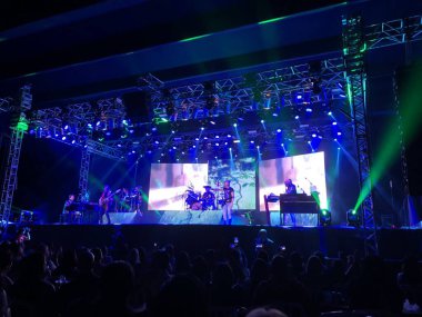 Roupa Nova grubunun Sorocaba 'daki gösterisi. 19 Aralık 2021, Sorocaba, Sao Paulo, Brezilya: Clube Recreativo de Sorocaba 'da Cumartesi gecesi yapılan bir konser sırasında Roupa Nova Grubu (18)).