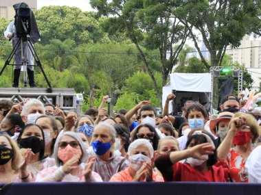 Rahip Reginaldo Manzotti, Curitiba 'daki 18. dayanışma Noel' inde ayini kutluyor. 18 Aralık 2021, Curitiba, Parana, Brezilya: 18. Noel 'de Rahip Reginaldo Manzotti' nin katılımıyla ayinin kutlanması