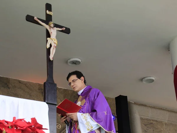 Prästen Reginaldo Manzotti Firar Mässan Vid Den Solidaritetens Jul Curitiba — Stockfoto