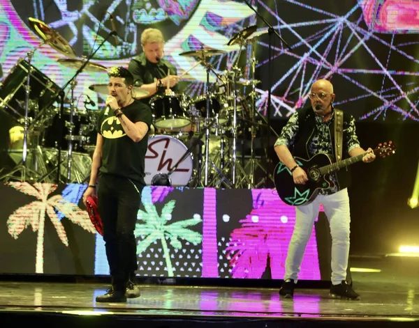 Roupa Nova grubunun Sorocaba 'daki gösterisi. 19 Aralık 2021, Sorocaba, Sao Paulo, Brezilya: Clube Recreativo de Sorocaba 'da Cumartesi gecesi yapılan bir konser sırasında Roupa Nova Grubu (18)).