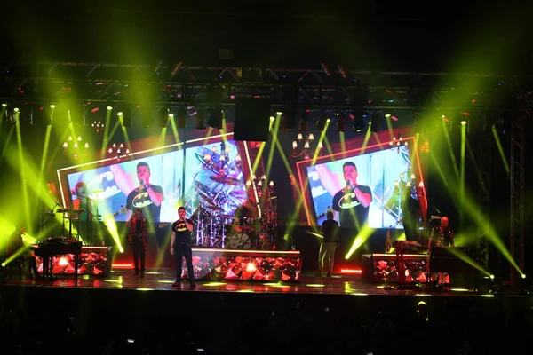 Roupa Nova grubunun Sorocaba 'daki gösterisi. 19 Aralık 2021, Sorocaba, Sao Paulo, Brezilya: Clube Recreativo de Sorocaba 'da Cumartesi gecesi yapılan bir konser sırasında Roupa Nova Grubu (18)).