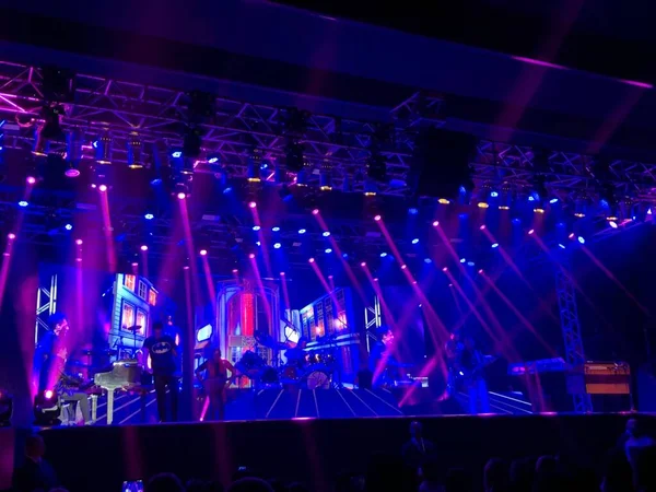 Roupa Nova grubunun Sorocaba 'daki gösterisi. 19 Aralık 2021, Sorocaba, Sao Paulo, Brezilya: Clube Recreativo de Sorocaba 'da Cumartesi gecesi yapılan bir konser sırasında Roupa Nova Grubu (18)).