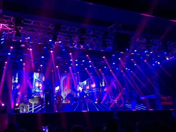 Roupa Nova grubunun Sorocaba 'daki gösterisi. 19 Aralık 2021, Sorocaba, Sao Paulo, Brezilya: Clube Recreativo de Sorocaba 'da Cumartesi gecesi yapılan bir konser sırasında Roupa Nova Grubu (18)).