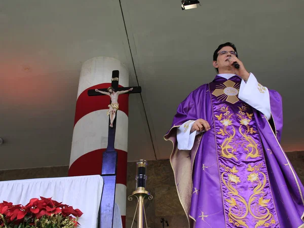 Священник Реджинальдо Мандзотти Возглавляет Мессу Рождестве Солидарности Куритибе Декабря 2021 — стоковое фото
