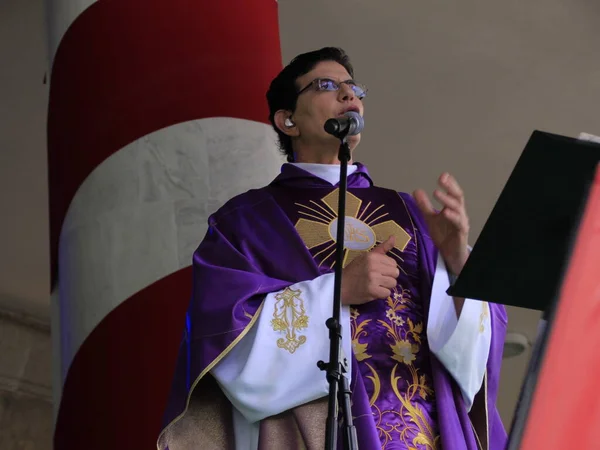 Ιερέας Reginaldo Manzotti Γιορτάζει Λειτουργία Στο 18Ο Χριστούγεννα Αλληλεγγύης Στην — Φωτογραφία Αρχείου