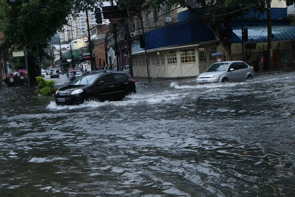 Şiddetli hava yağmuru Rio de Janeiro şehrinin çeşitli bölgelerini vurur. 17 Aralık 2021, Rio de Janeiro, Brezilya: 17 Aralık Cuma günü Rio de Janeiro şehrini vuran sağanak yağış nedeniyle sokakları sel bastı).