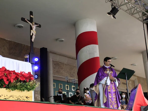 Priester Reginaldo Manzotti Viert Mis Tijdens 18E Solidariteitskerst Curitiba December — Stockfoto