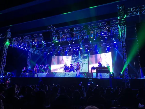 Roupa Nova grubunun Sorocaba 'daki gösterisi. 19 Aralık 2021, Sorocaba, Sao Paulo, Brezilya: Clube Recreativo de Sorocaba 'da Cumartesi gecesi yapılan bir konser sırasında Roupa Nova Grubu (18)).