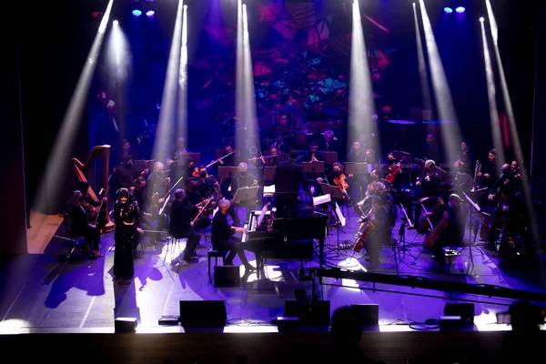 2021年の指揮者ジョアオ カルロスの最後のコンサート 2021年12月17日 ブラジル サンパウロ 指揮者ジョアオ カルロス マーティンスがバチャナ フィラモンカSesi Spと2021年最後のコンサートをゲストと共に特別公演で行う ロイヤリティフリーのストック画像