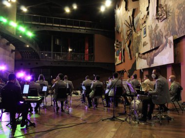 (Lyra Curitibana 'nın Curitiba' daki Noel konserleri sırasında verdiği konser. 20 Aralık 2021, Curitiba, Parana. Curitiba Tarihi Merkezi 'nde, Largo da Ordem' deki kültürel alanın sahnesinde Lyra Curitibana grubunun sunumu