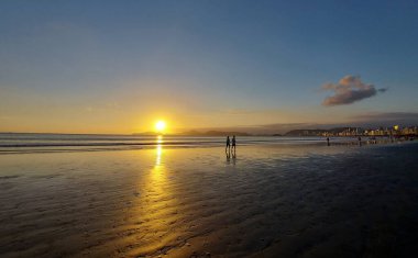 Aparecida Sahili 'nden gün batımı görüldü. 20 Aralık 2021, Santos, Sao Paulo, Brezilya: 21 Pazartesi günü Sao Paulo 'nun güney kıyısındaki Santos şehrinde Aparecida Sahili' nden yoğun sıcak bir günde gün batımı)