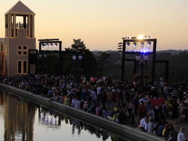 İzleyiciler Curitibano Noel Oratoryumu 'nun sunumunu beğendiler. 23 Aralık 2021, Curitiba, Parana, Brezilya: İzleyiciler, Tangua Park 'taki çeşitli sanatçılarla Noel Oratoryumu' nun sunumundan keyif alıyor. 