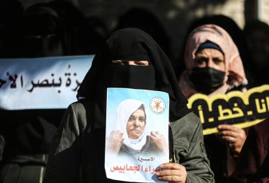 Gazze 'de gösteri. 25 Aralık 2021, Filistin, Gazze: Filistinli kadınlar, İsrail 'deki tutukluların Gazze' deki Kızılhaç bürosunun önünde Filistinli mahkumlarla dayanışma içinde olarak İslami Cihad 'ın düzenlediği bir gösteriye katıldı.