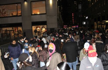 Rockefeller Noel Ağacı ve onun cazibesi. 27 Aralık 2021, New York, ABD: 1 Aralık 2021 'de halka resmen açılan Rockefeller Noel Ağacı, New Yorkluları ve turistleri bölgeye çekmeye devam ediyor.